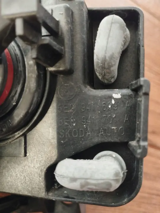 Skoda OEM 5E0941699A Vänster Halogenstrålkastare - Begagnad image 9