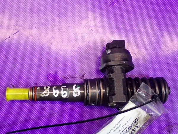 Iniettore VW POLO IV 1.4 TDI 038130073BL image 2