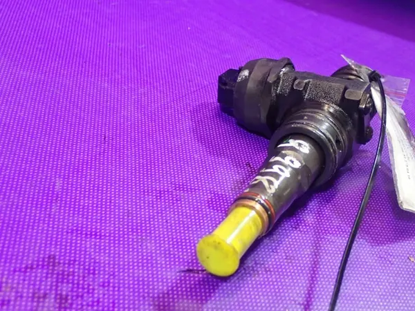 Iniettore VW POLO IV 1.4 TDI 038130073BL image 3