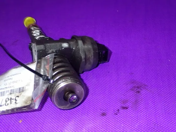 Iniettore VW POLO IV 1.4 TDI 038130073BL image 4