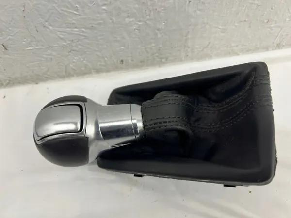 Pomo de cambios Audi A3 8V OEM 8V1713139G - Usado image 4