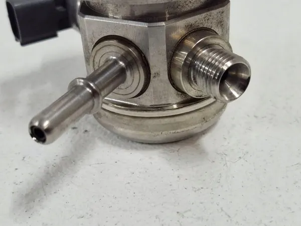 RENAULT CLIO 4 IV RS 1.6 TCE Polttoainepumppu 166304BA0A image 6