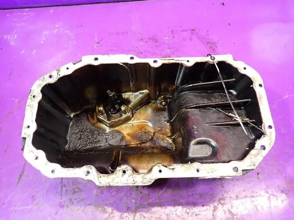 SKODA OCTAVIA II 04-08 1.6 FSI Oljetank 03C103603J image 5