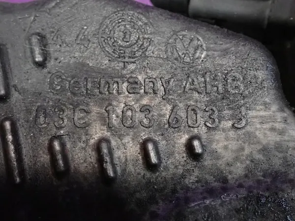 SKODA OCTAVIA II 04-08 1.6 FSI Oljetank 03C103603J image 6