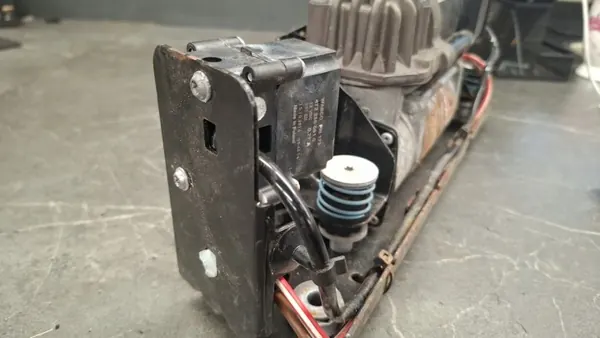 Gebruikte BMW OE 6864215 luchtvering compressor image 4