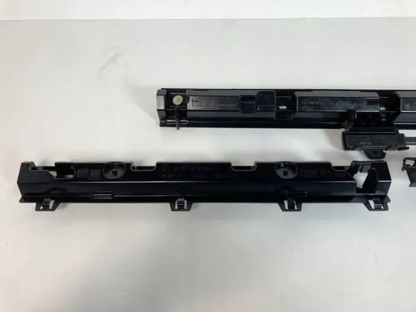 BMW i4 G26 Rechte Schwellerverkleidung OEM 8737092 image 3