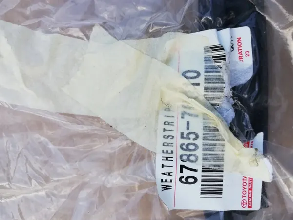 OEM 6786576010 framdörrtätning höger för Lexus UX image 3