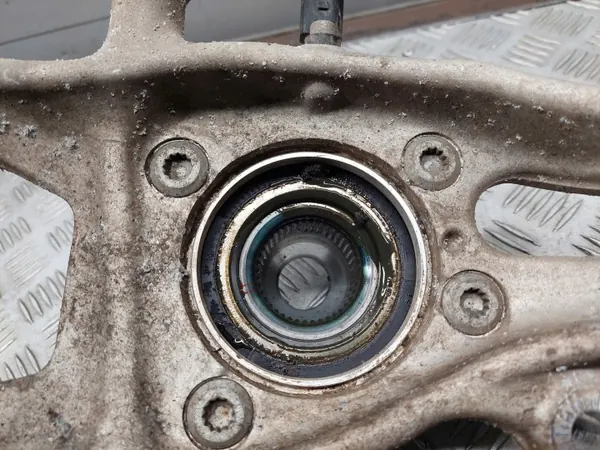Audi A5 Roulement de roue avant droit OEM 8W0407242F image 5