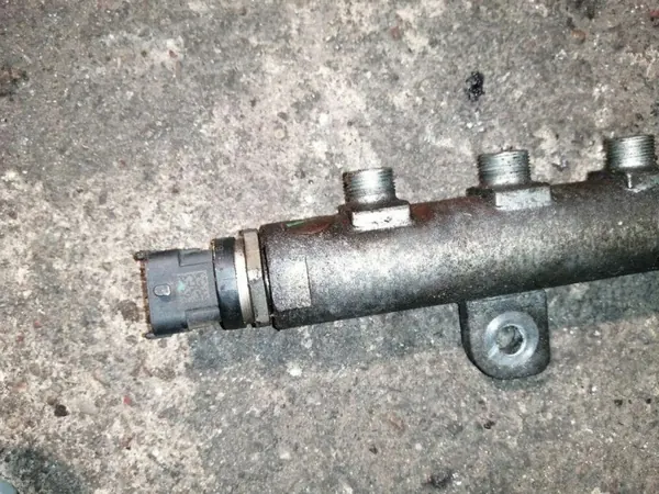 Opel OE 55209572 Einspritzschiene gebraucht image 3