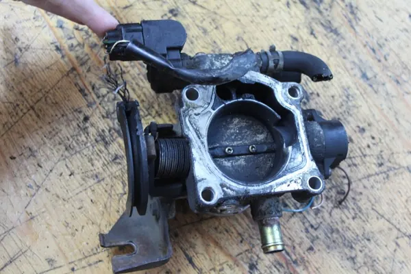 Gasklepbehuizing OEM 22270-22061 voor Toyota Avensis T25 image 4