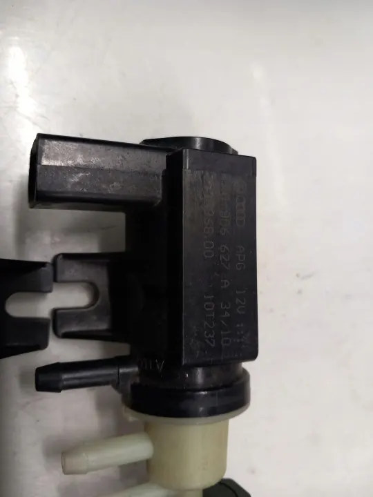 Válvula Turbo EGR OEM 1KO 906 627A - Usada image 3