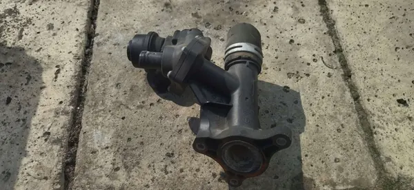 Renault Megane III R9M 1.6 dci Carcasa de termostato image 2