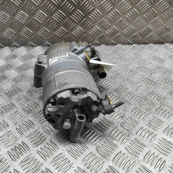Volvo V90 II AC-kompressori 2.0L 2018 P36012838 image 2