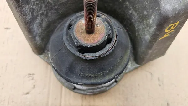 AUDI 80 B4 CABRIO Engine Mount 8A0199352 image 2