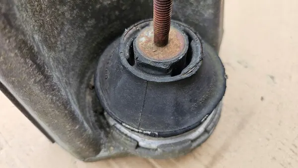 AUDI 80 B4 CABRIO Engine Mount 8A0199352 image 4