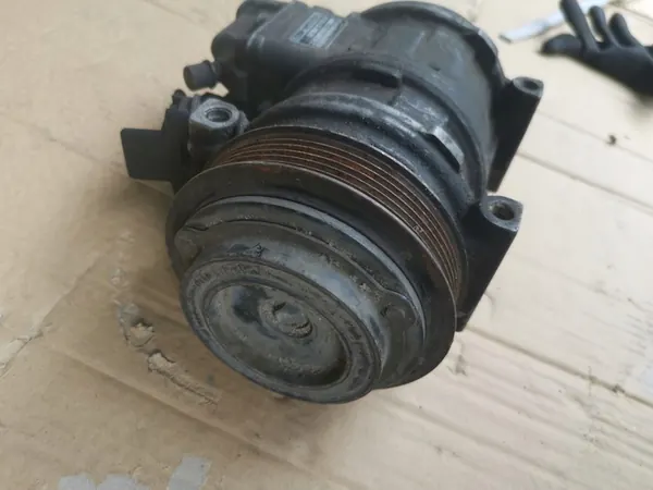 Mercedes W124 Ilmastointikompressori 1161300515 image 2