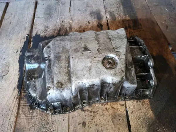 Cárter de aceite Mitsubishi OE OEM 7700111746 para Carisma image 3