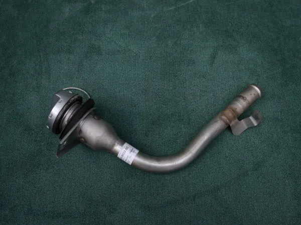 Brandstofvulhals OEM AD23-9032-AA Aston Martin image 2