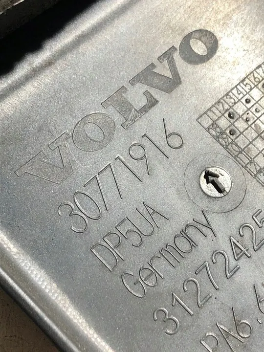 Moottorin kansi VOLVO XC60 2.4L Diesel 2010 image 3