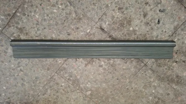 Protector de umbral delantero Mercedes W123 OEM listwa image 2