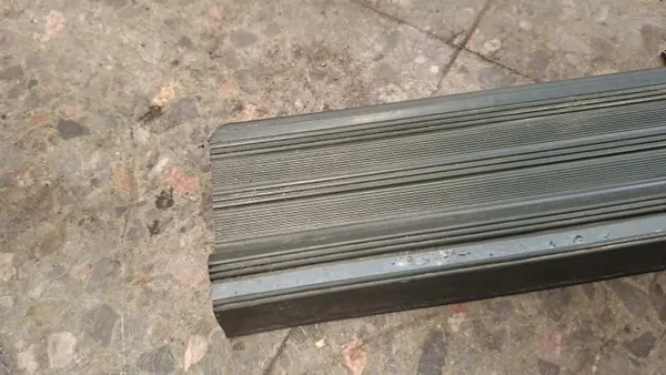 Protector de umbral delantero Mercedes W123 OEM listwa image 4