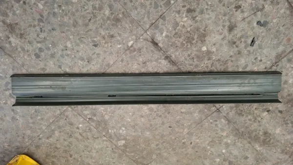 Protector de umbral delantero Mercedes W123 OEM listwa image 5