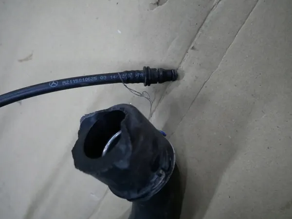 MERCEDES CLS W219 C219 Koelwaterslang A2115010625 image 4