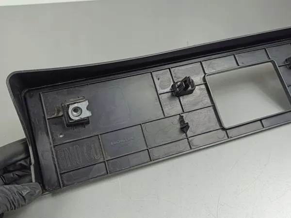 Moldura de placa Honda HR-V 2024 711803N0G00 image 4