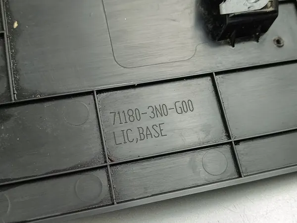 Moldura de placa Honda HR-V 2024 711803N0G00 image 5