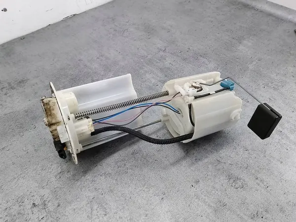 Brandstofpomp Toyota Yaris II 1.0 VVT-I 77020-0D081 image 2