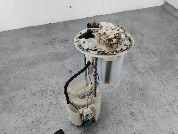 Brandstofpomp Toyota Yaris II 1.0 VVT-I 77020-0D081 image 3