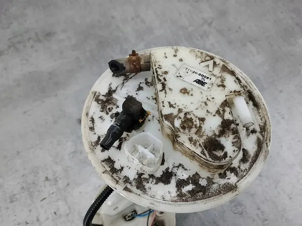 Brandstofpomp Toyota Yaris II 1.0 VVT-I 77020-0D081 image 4