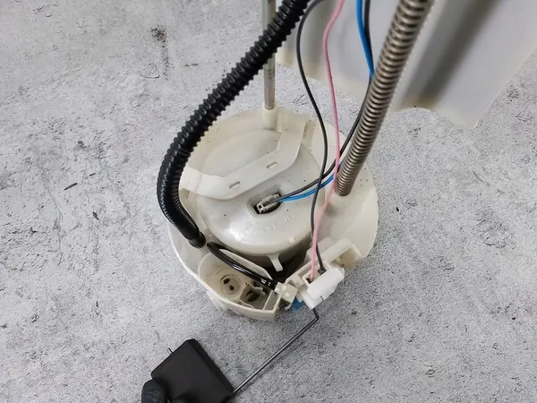 Brandstofpomp Toyota Yaris II 1.0 VVT-I 77020-0D081 image 6