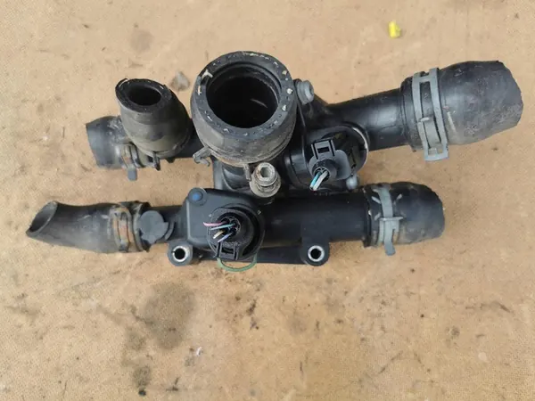 AUDI VW 1.6 Carcasa Termostato Sensor 06A121513A image 3