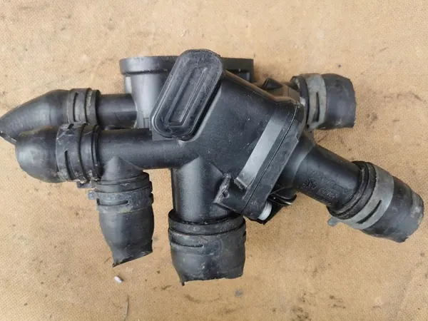 AUDI VW 1.6 Carcasa Termostato Sensor 06A121513A image 4
