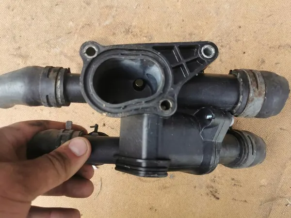 AUDI VW 1.6 Carcasa Termostato Sensor 06A121513A image 5