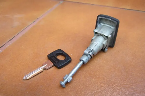 Insert de serrure Mercedes W124 OEM 1247606377 L/P image 3