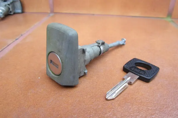 Insert de serrure Mercedes W124 OEM 1247606377 L/P image 4