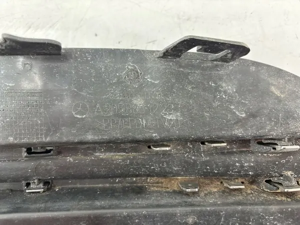 Canto do para-choque dianteiro Mercedes-Benz C W205 2015 image 6