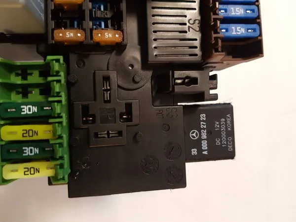 Caja de fusibles Mercedes-Benz OE A2229063302 image 7