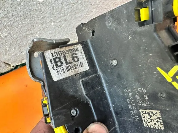 Dörrlås vänster fram OPEL ASTRA K V LIFT OEM 13533684 image 2