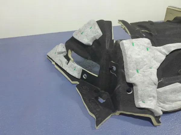 Audi Q7 II Taka-oikea pyöränkaariliner OEM 4M0863813B image 3