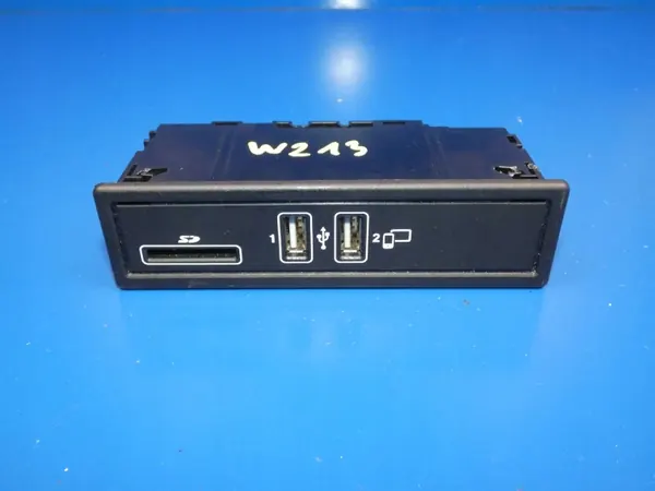 Enchufe USB Mercedes OEM A2138200400 - Consola Central image 2