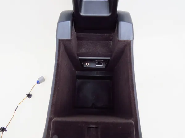 Middenconsole armsteun OEM 31415103 USB AUX Volvo image 9