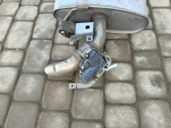 Volvo OEM 32138529 Kompletter Auspufftopf image 8