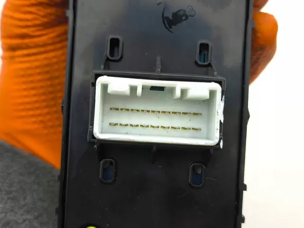 KIA SPORTAGE (SL) Achter Linker Raam Bedieningsknop OEM 93570F1520 image 10