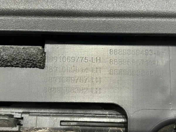 OEM 8889859317 Vasen Takaoven Lista Lynk & Co 01:lle image 5