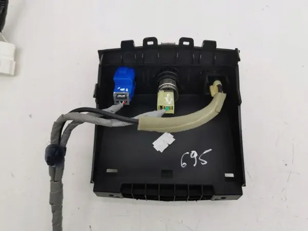 Tomada USB OEM 83410T0AK210M1 para Honda CR-V 2013 image 5