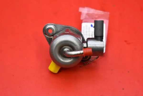 Pompe haute pression OEM 04E127025D pour Skoda Octavia image 2
