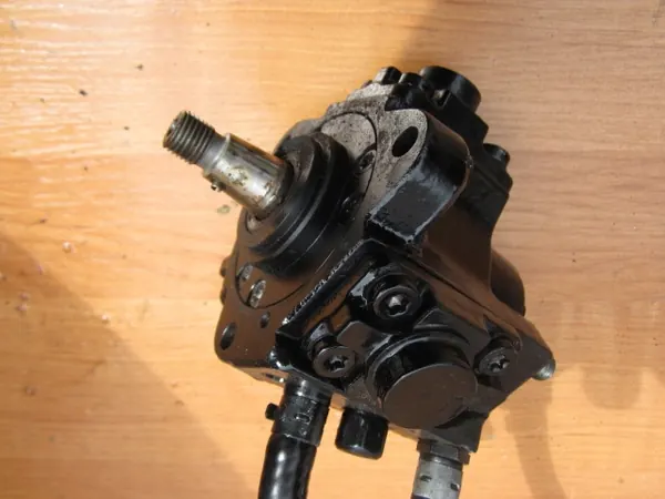 Brandstofinjectiepomp Opel Insignia Astra J 2.0 CDTI 0445010193 image 2